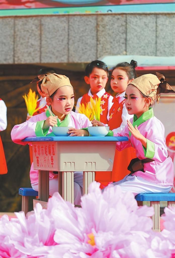 近日,平凉市崆峒区西大街小学学生表演课本情景剧,迎接“世界读书日”。新甘肃·甘肃日报通讯员 吴希会