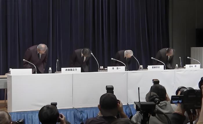 ·新闻发布会上,富士台高层集体鞠躬致歉。