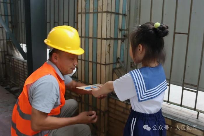 ▲孩子们送上亲手制作的邀请函