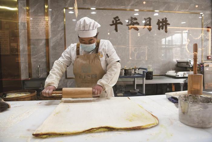 平安月饼传承空间,手艺人在制作大月饼。本版图片除署名外均由西海新闻记者 何耀军 摄