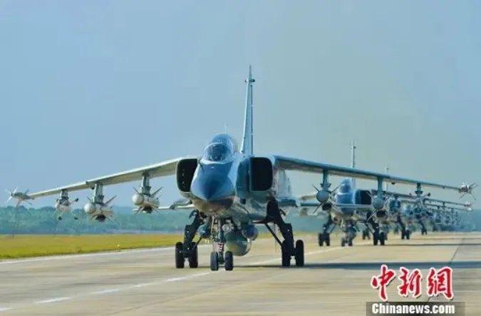 资料图:中国海军航空兵驾驶“飞豹”准备出击。中新社发 高宏伟 摄