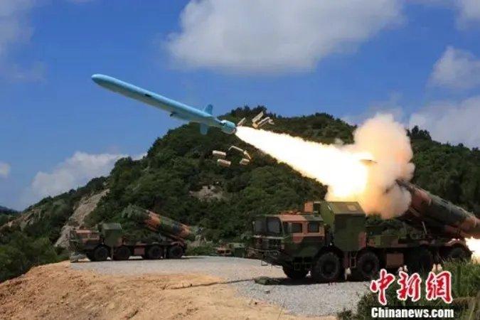 图为海军机动岸舰导弹实弹射击。中新社发 赵长宏 摄