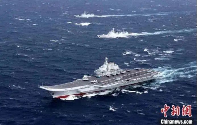 资料图:中国海军航母编队在远海大洋乘风破浪。莫小亮 摄