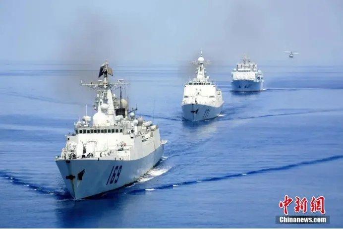 资料图:2009年4月,中国海军首批护航编队“全家福”,依次为武汉舰、海口舰、微山湖舰及舰载直升机。中新社发 李唐 摄