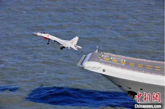 资料图:歼-15舰载战斗机从辽宁舰滑跃起飞。张凯 摄