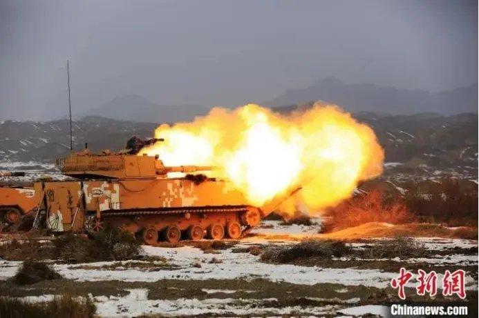 资料图:海军陆战队两栖装甲突击车实弹射击。黎友陶 摄