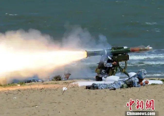 资料图:中国海军陆战队员发射反坦克火箭瞬间。中新社发 李唐 摄