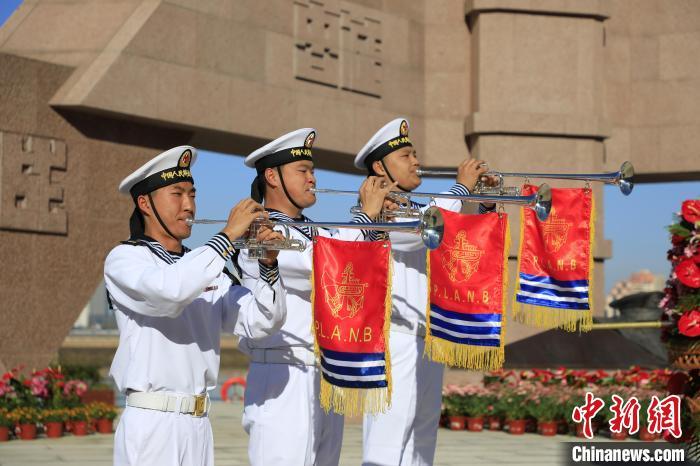 4月23日上午,中国海军举行致敬人民海军英雄仪式,图为号手吹奏《致敬号角》。王远方 摄