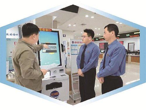 黑龙江省穆棱市检察院检察官到市医保局调查核实相关医保账户被查封冻结情况。 顾蕊/摄