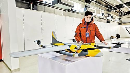2月23日,安新县无人机创新基地内,北通(雄安)航空科技有限公司工作人员介绍新款无人机用途。本报记者 曹 铮摄