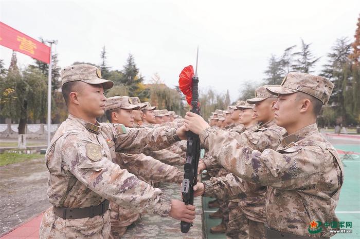 第77集团军某旅某连组织新兵授枪仪式。张永宏 摄