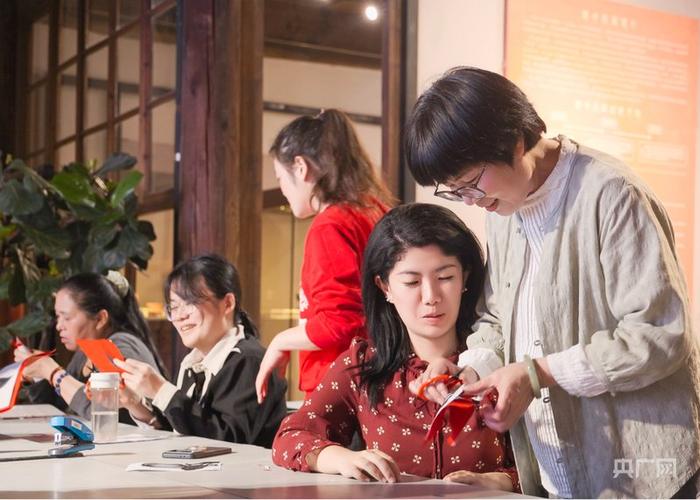 周冬梅现场教学浦城剪纸(央广网发 受访者供图)