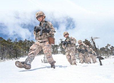 “墨脱戍边模范营”戍边官兵踏雪巡逻。 马军摄