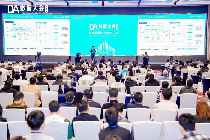 图:腾讯云WeData 研发负责人史汉发在2025 DA数智大会上发布 Setats