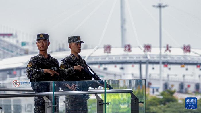 武警广东总队珠海支队执勤一中队士兵在港珠澳大桥哨位执勤(2024年5月18日摄)。新华社发(任森 摄)