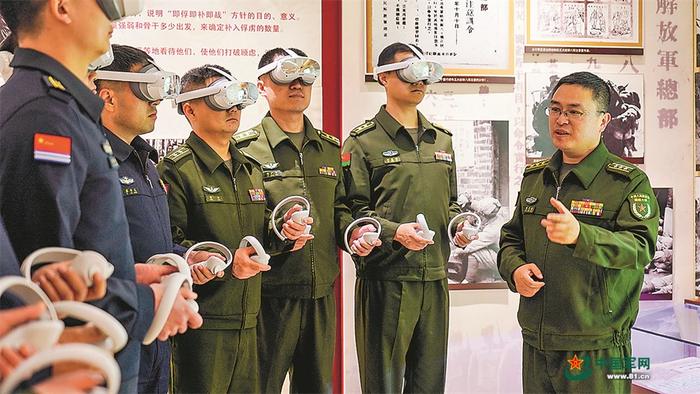 国防大学政治学院学员通过VR眼镜沉浸式体验战斗场景。王萌摄