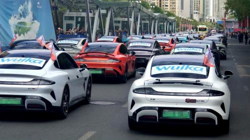 4月29日上午,参加巡游的国产新能源汽车。(王玮 摄)
