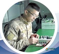 赵向楠研究设备元件。杜宇宸摄
