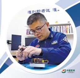 王臣在“王臣工作室”研究电路原理。 张卓群摄