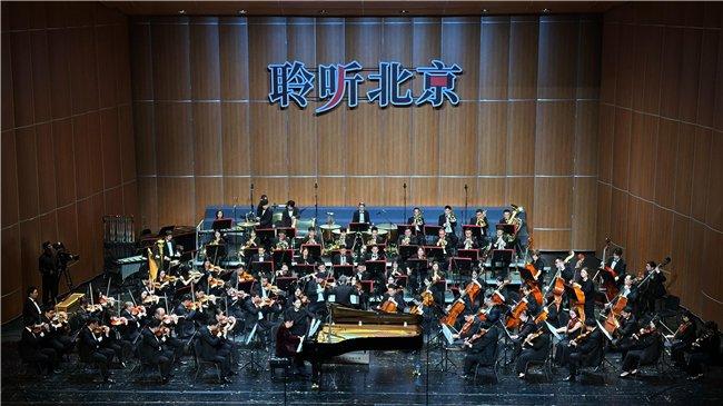 (《领航》钢琴与管弦乐队版 演出现场图片)