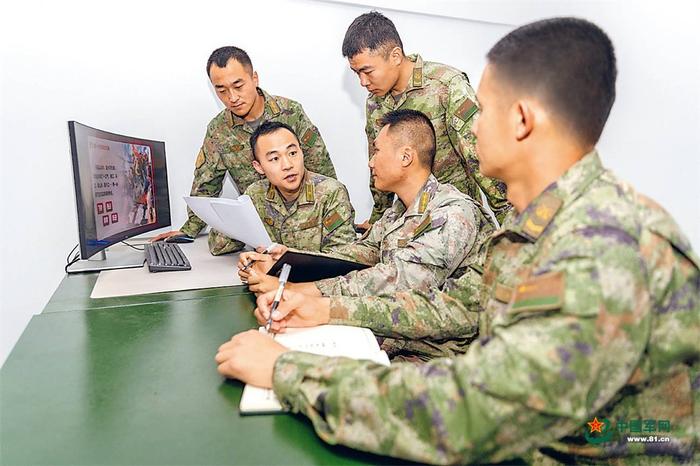 “教育团队”成员正在研究制作课件内容。曾冰阳 摄