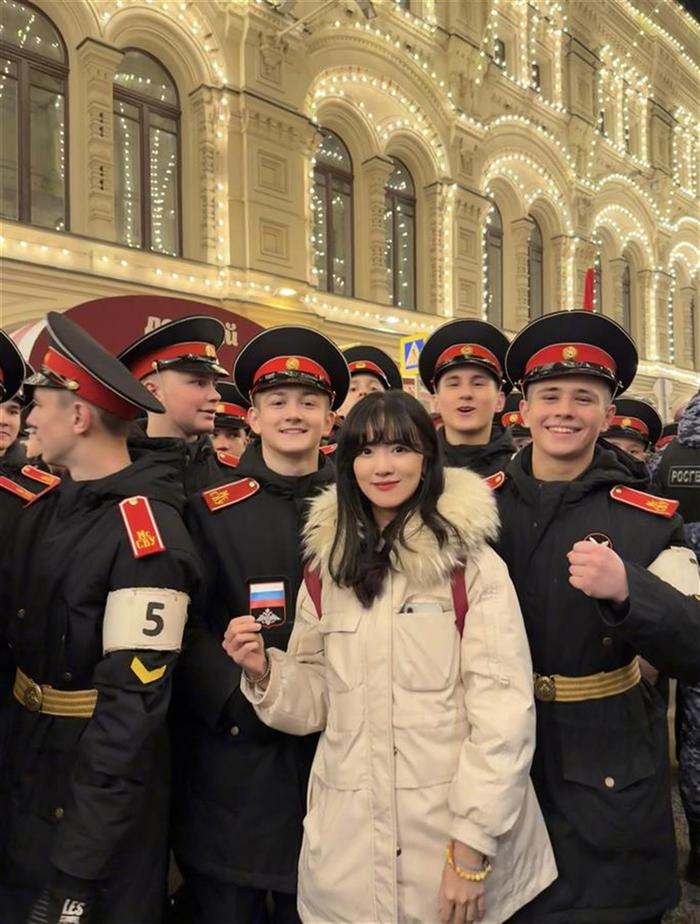 李晓梅与小孩哥合影 (图源:受访者供图)