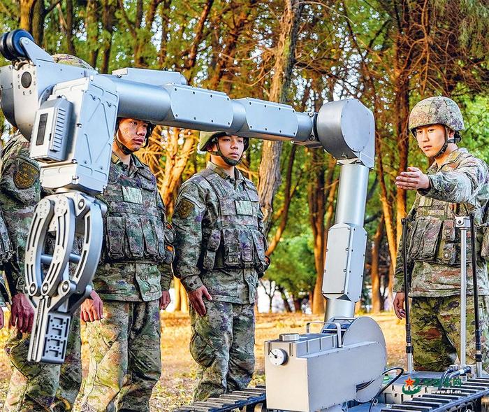 陆军某旅教练员讲解排爆机器人相关性能。潘光波 摄