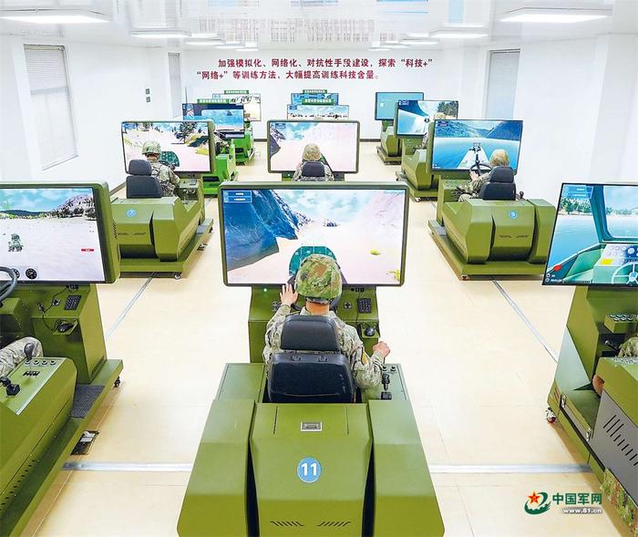 官兵进行舟桥专业模拟训练。潘光波 摄