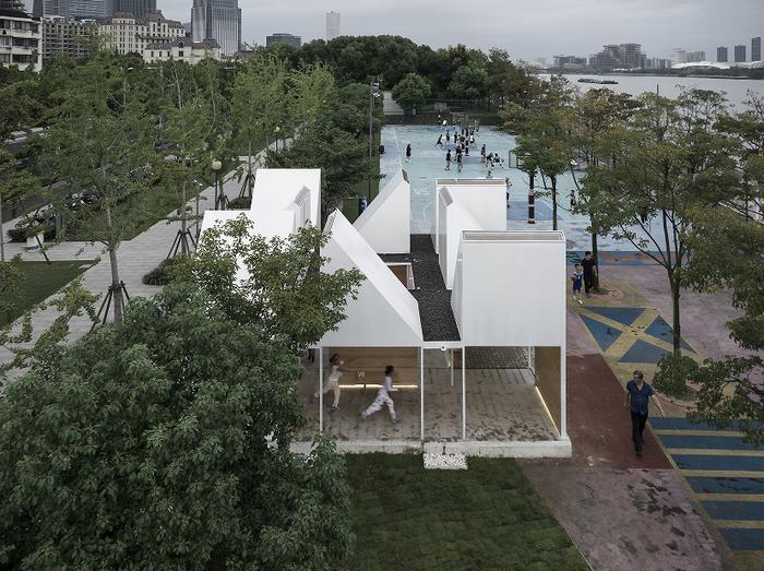 (图:“Magic Square Pavilion” 两道防汛墙之间的轻盈结构 摄影:何威)