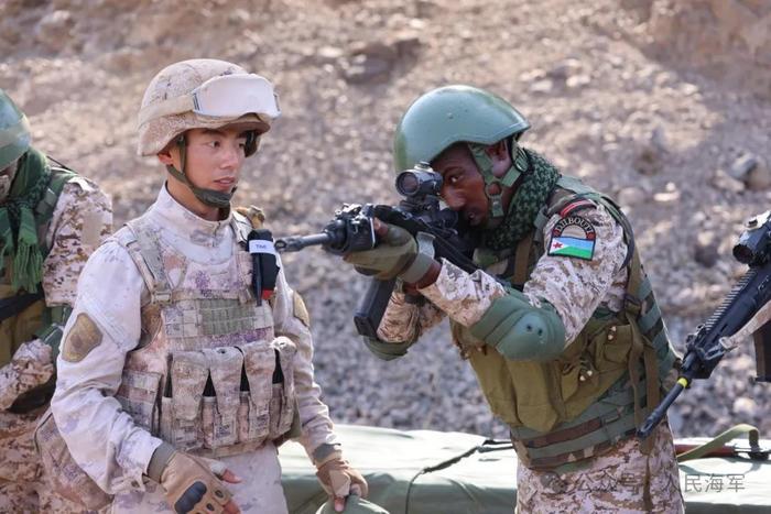 ▲吉方官兵体验中方武器