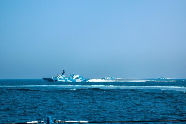 东部战区海军某导弹快艇大队组织海上训练,图为导弹快艇编队航行。