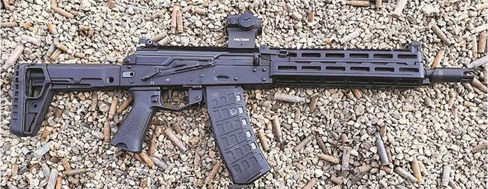 AK-12突击步枪及其护木。