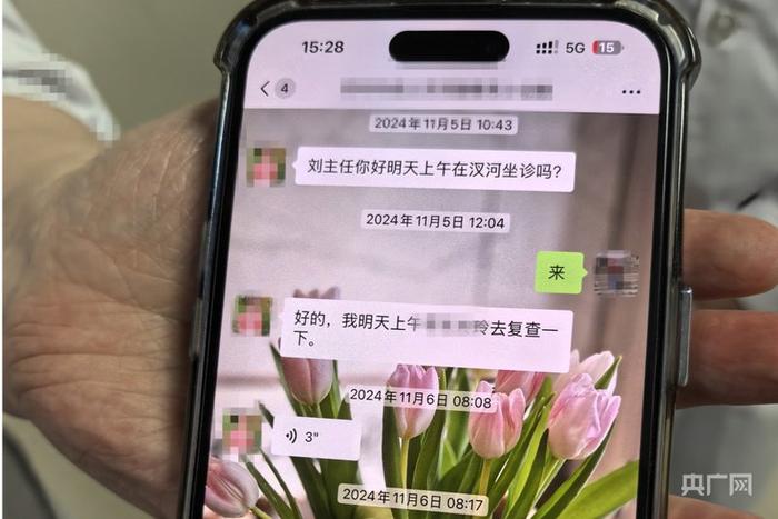 来安居民与南京专家的微信沟通(央广网记者 徐鹏 摄)