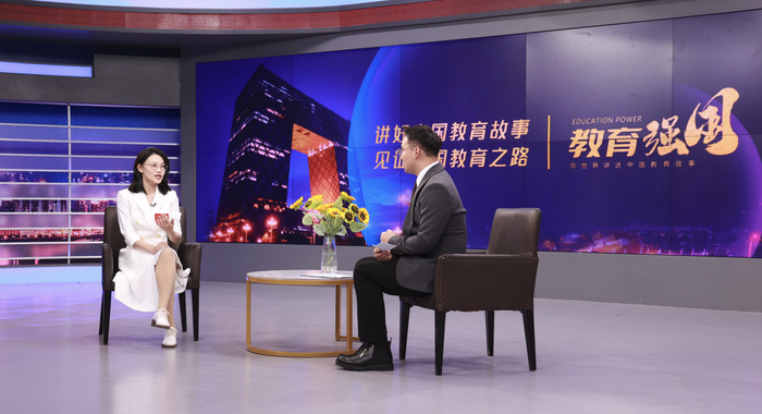 (图为徐圣洁老师参与央视教育强国节目录制现场)