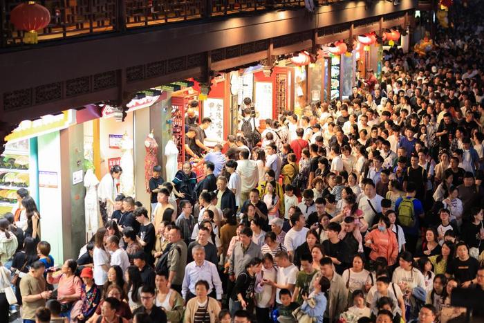 5月1日,游客在南京夫子庙景区游览。新华社发(苏阳摄)