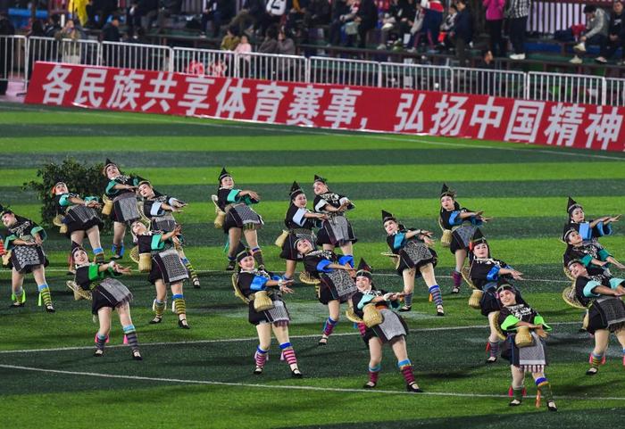 村民在贵州“村超”球场表演民族舞蹈(2025年3月14日摄)。新华社记者 杨文斌 摄