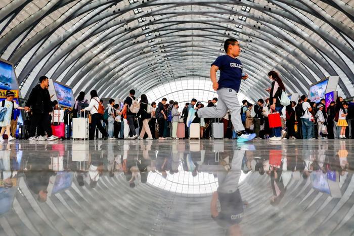5月5日,旅客在天津西站候车。新华社发(杜鹏辉摄)