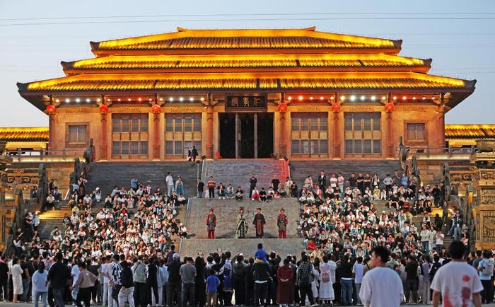 5月1日,游客在山东省临沂市郯城县郯国古城景区观看表演。新华社发(张春雷摄)
