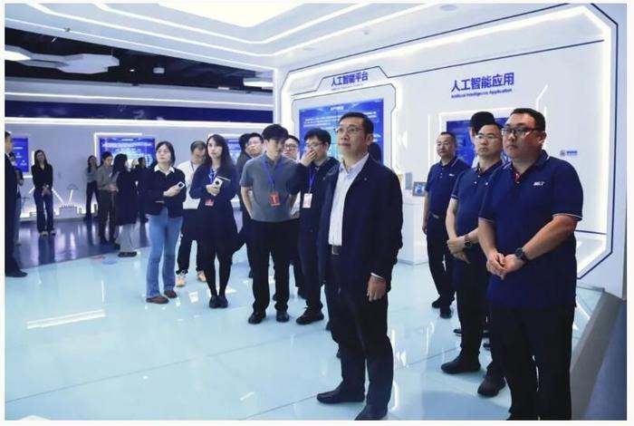△与会嘉宾参观国网信通产业集团客户体验中心