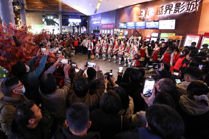 2月25日,观众在贵阳越界影城观看侗族大歌表演。新华社记者 欧东衢 摄
