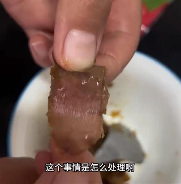 女子自称宝宝在粽子中吃出带血创可贴,来伊份:已内部排查