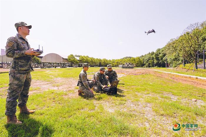 国防科技大学视觉计算团队成员开展某系统试验。孔祥库 摄