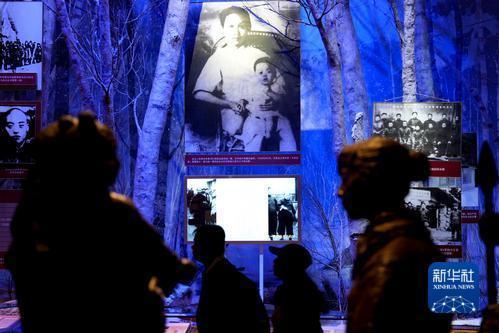 2025年4月24日,观众参观中国共产党历史展览馆。新华社记者 刘金海 摄