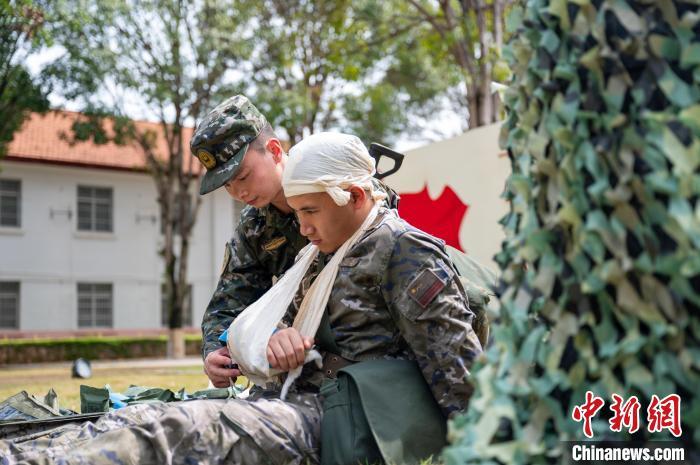 图为卫勤战士正在救治“伤员”。朱辉煌 摄