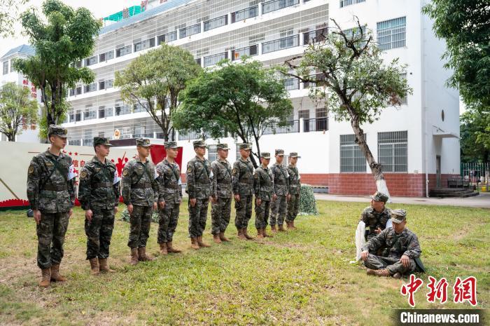 图为班长为战士们讲授止血、包扎原理。郭俊豪 摄
