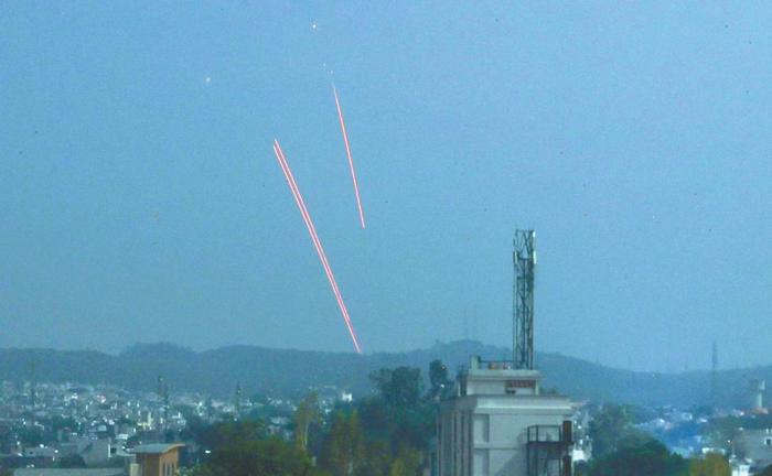 驻查谟的印军防空部队9日拦截巴基斯坦无人机。(视觉中国)