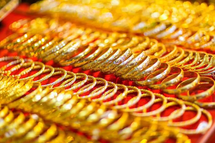相继出手!金价高位,“中国金王”和港股“股价王”都坐不住了!