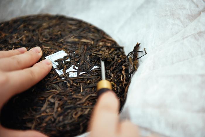 网购普洱茶饼无生产日期引发纠纷 法院:卖家退一赔十