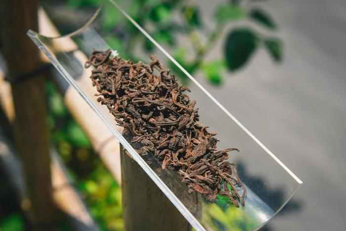 网购普洱茶饼无生产日期引发纠纷 法院:卖家退一赔十