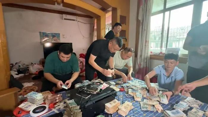 夫妻家中印制假币被抓!每天印多少花多少,交易过程曝光,查获大量犯罪证据!警方披露详情